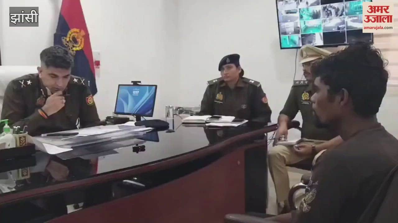 VIDEO: Jhansi IG reprimanded the police station in-charge...said- you should be suspended for this matter