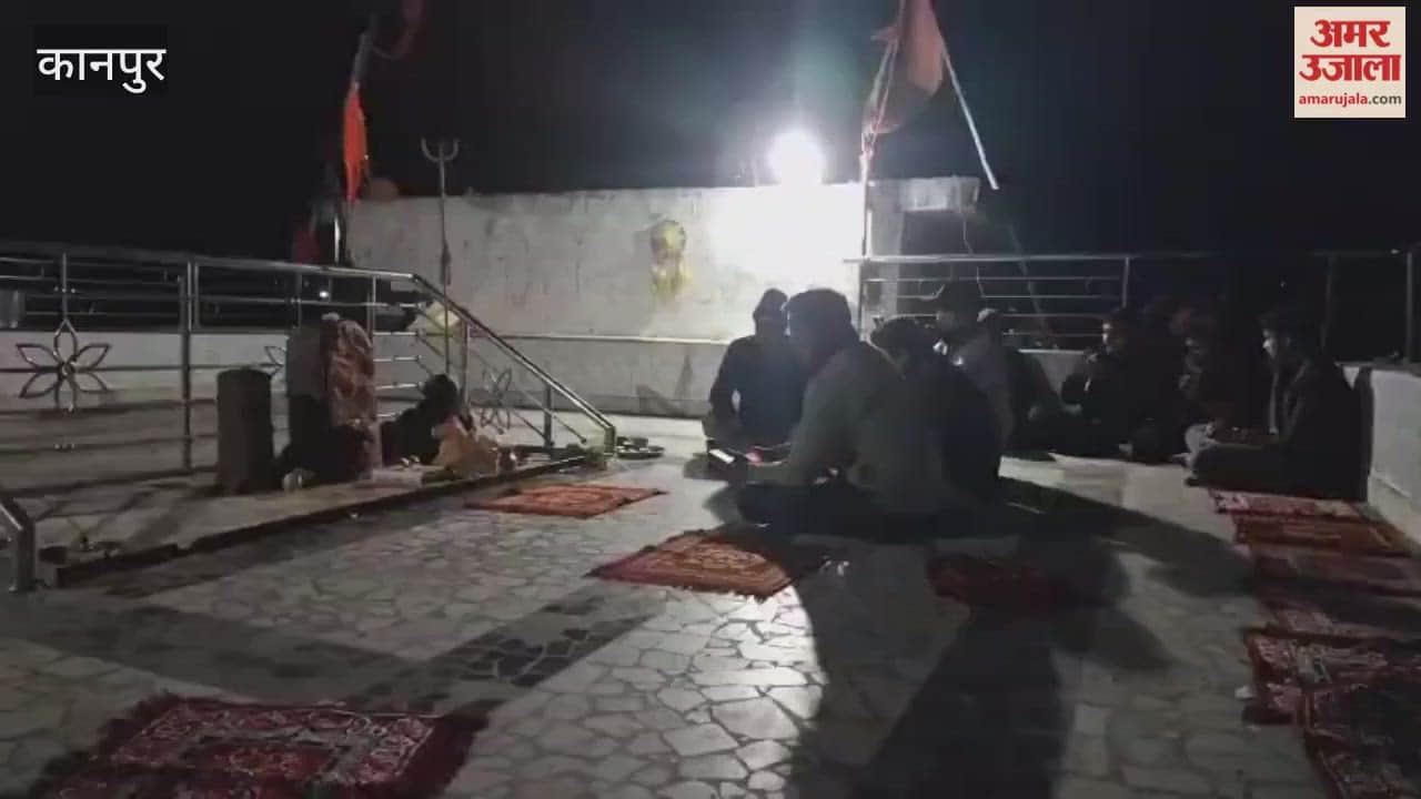 aarti ceremony was performed with chanting of mantras at Shiv Dham