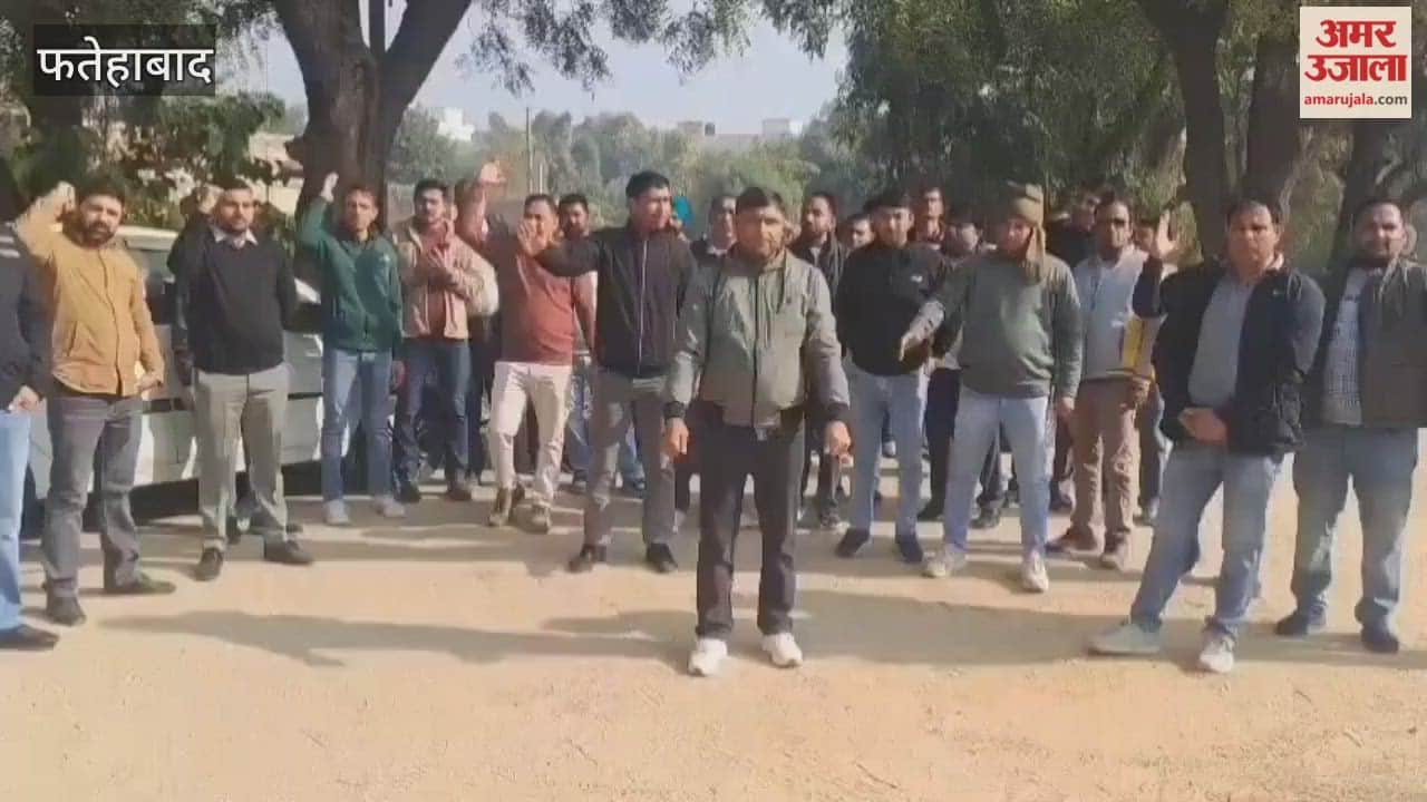 Employees demonstrated in Tohana, Fatehabad regarding their demands