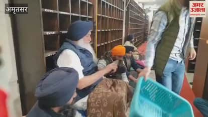 Akali leader Virsa Singh Valtoha is serving at Sri Harmandir Sahib.