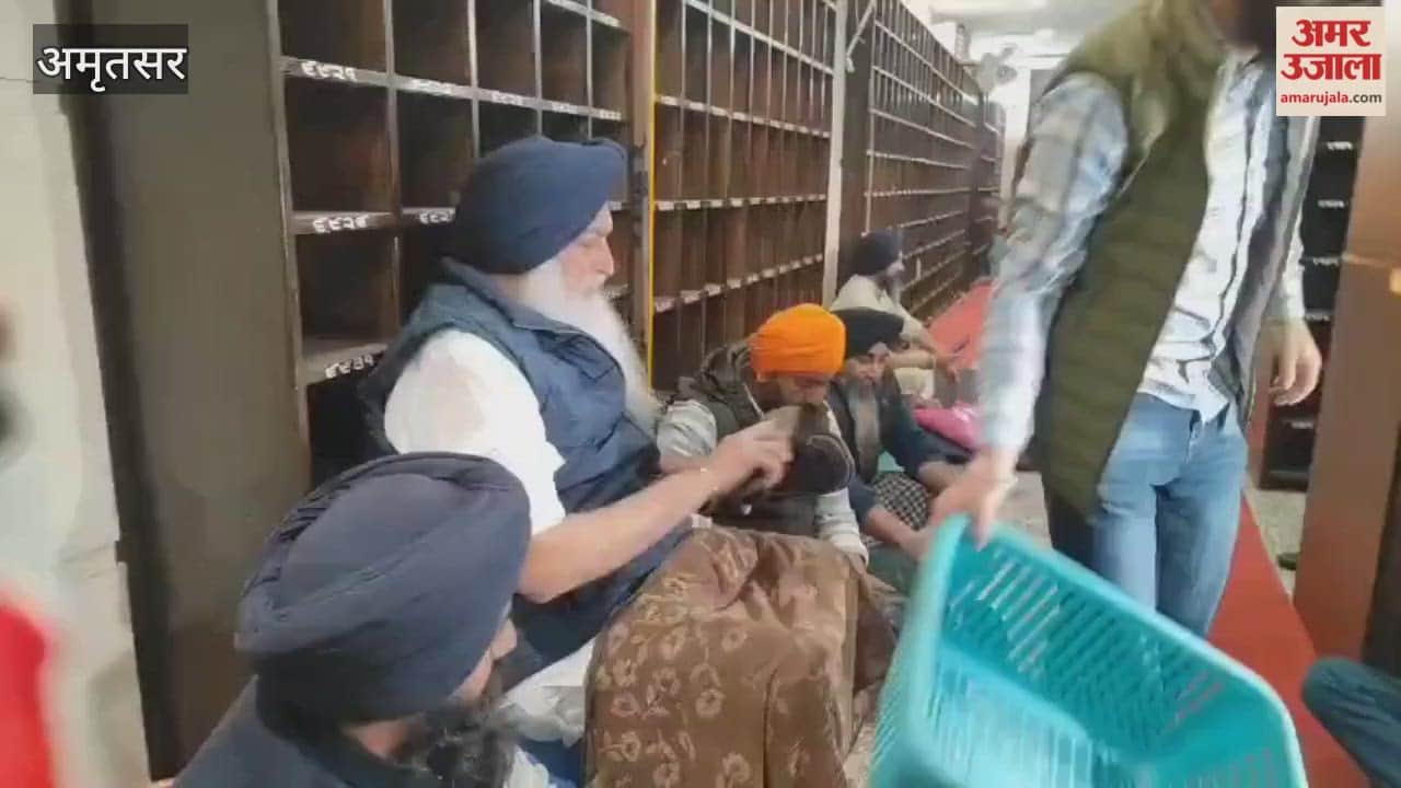 Akali leader Virsa Singh Valtoha is serving at Sri Harmandir Sahib.