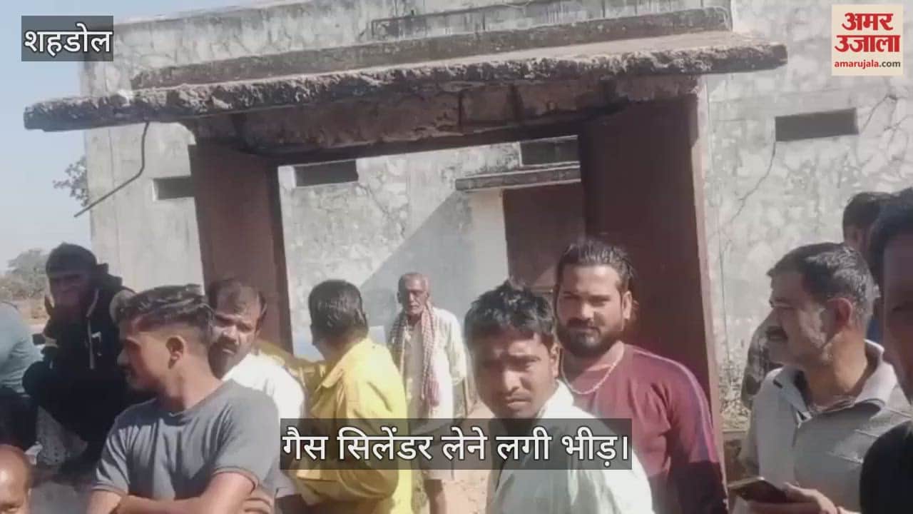 Gas cylinder shortage reaches its peak in Jaitpur; vehicle arrives after a month, crowds gather
