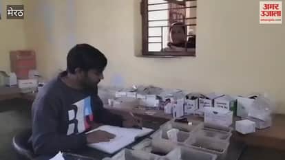 Meerut:  nurse and staff giving medicine to patient