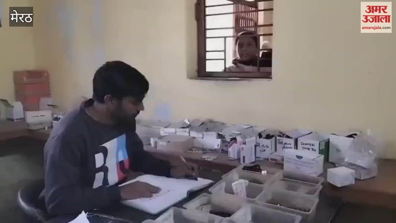 Meerut:  nurse and staff giving medicine to patient