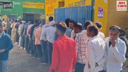 Long queues of farmers form in front of the government committee in Jhansi for urea.