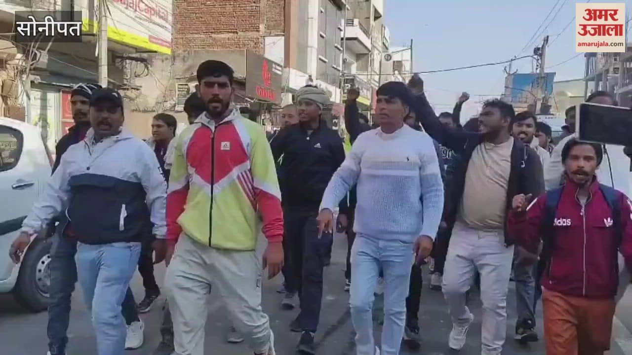 In Sonipat, garbage truck drivers and helpers went on strike and took out a procession.