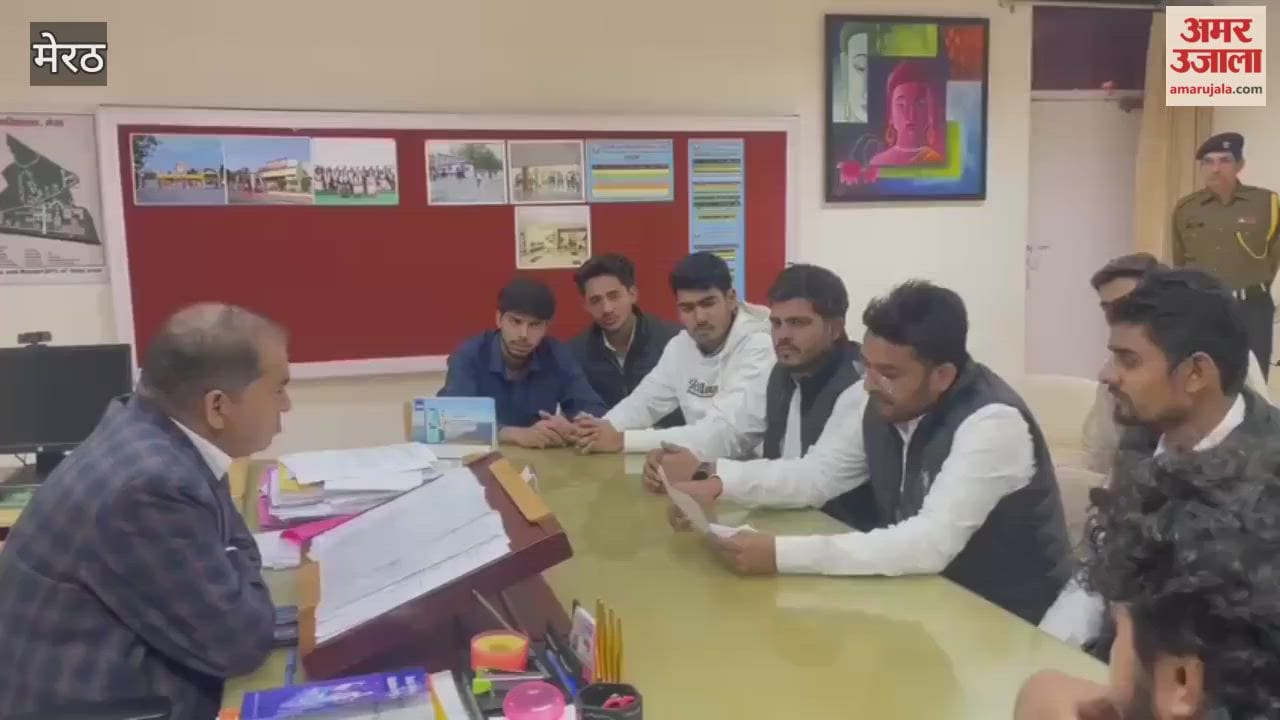 Meerut: Students at CCSU demanded that mark sheets be provided on time and submitted a memorandum to the registrar