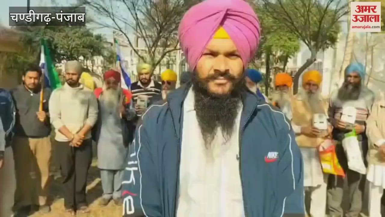 Farmers deposited smart meters at SDO Powercom office in Mallanwala