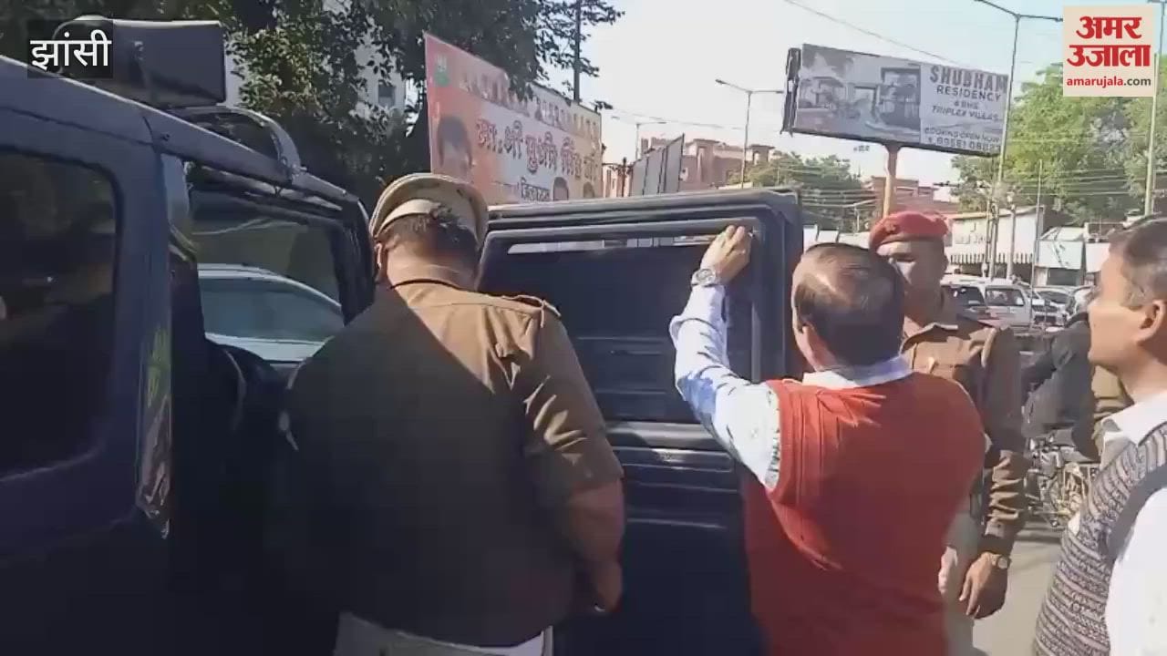 Jhansi: At Elite intersection, the RTO and traffic police removed the black film from vehicles and released them after giving them a warning.