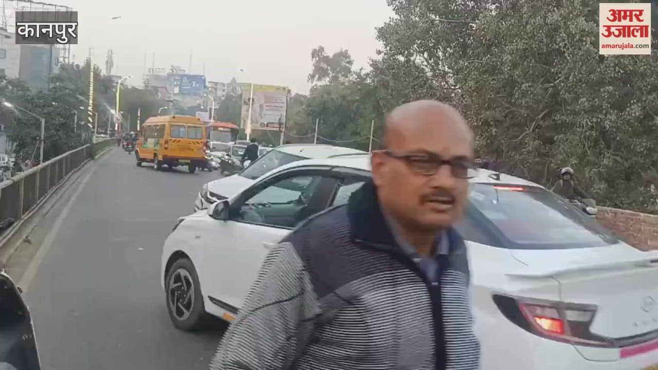 Kanpur: Car axle breaks, doctor narrowly escapes, traffic jam ensues