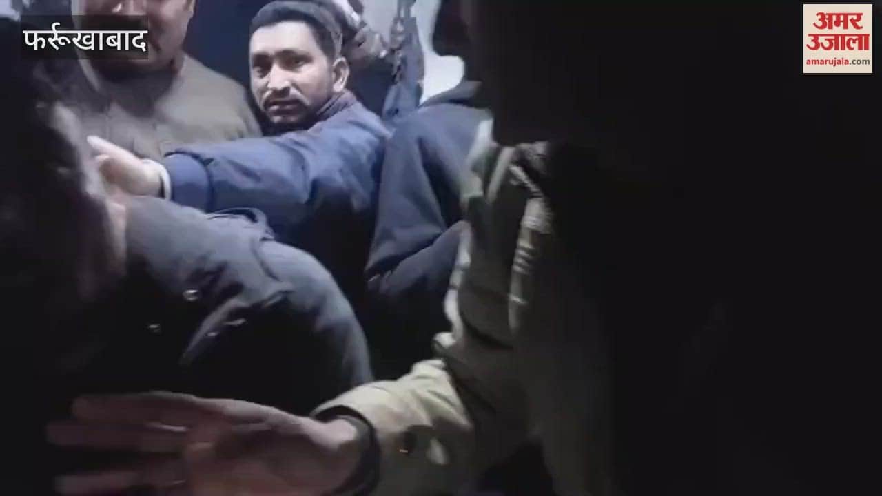 Fighting on Kanpur-Bandra Special train: Unruly passengers stopped train by pulling chain and pelting stones