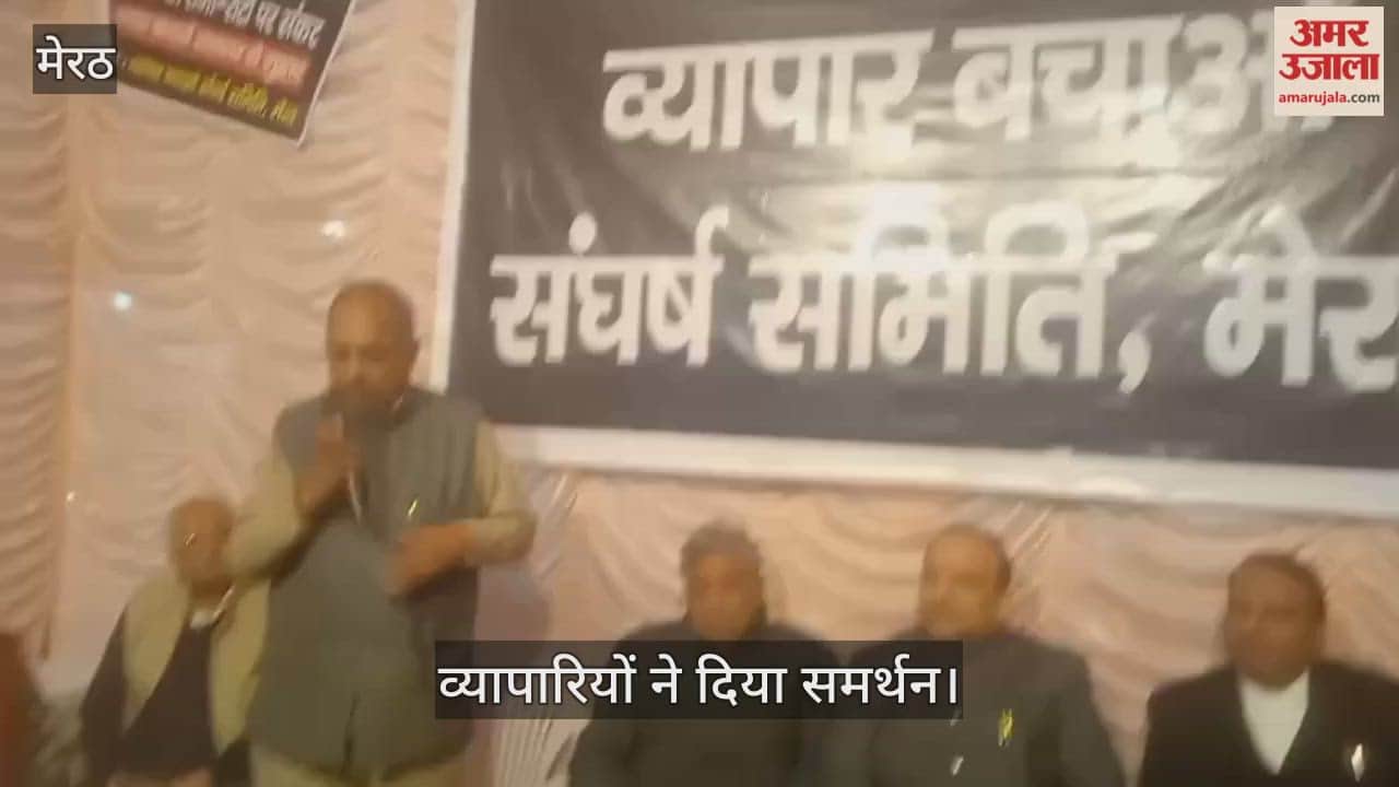 Traders expressed support for the High Court bench's demand, raising slogans about the threat to livelihood.