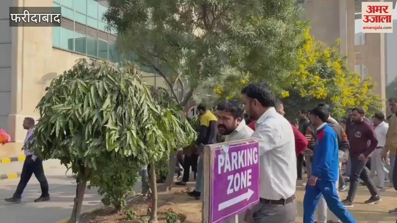 protest of employees in Faridabad ESIC Hospital and Medical College due to low salary