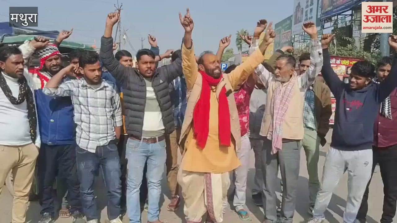 E-rickshaw drivers continue their protest against Municipal Corporation in Mathura