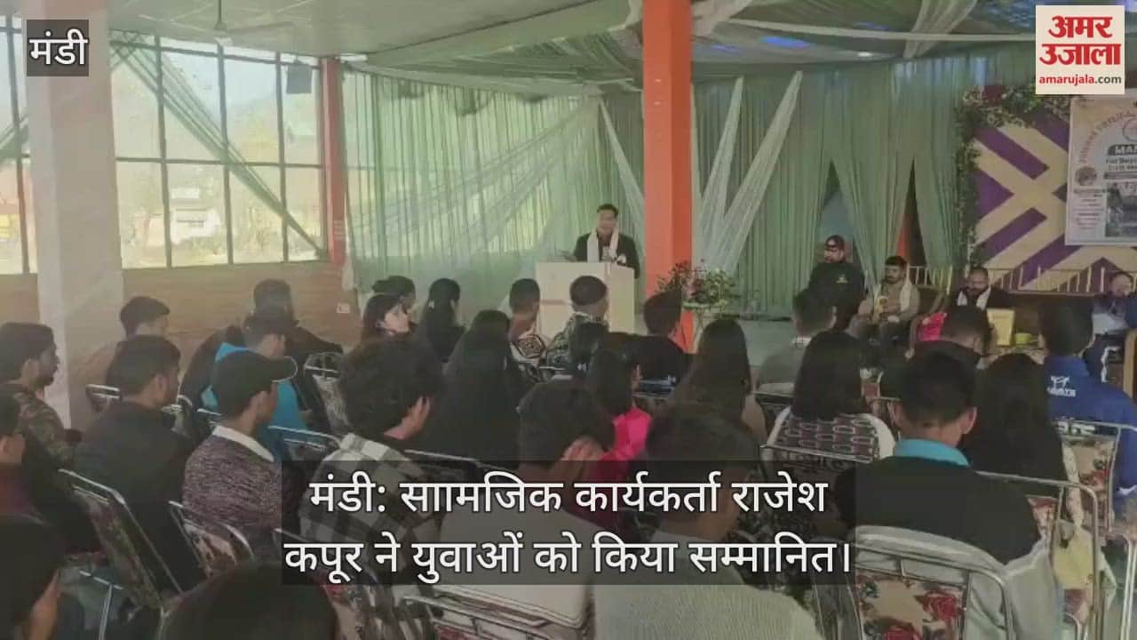 Social worker Rajesh Kapoor honored the youth.