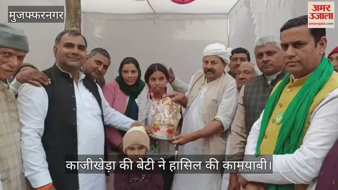 Aakshi, who returned from Jaipur after winning a medal, was greeted with a shower of flowers and blessed by Naresh Tikait.