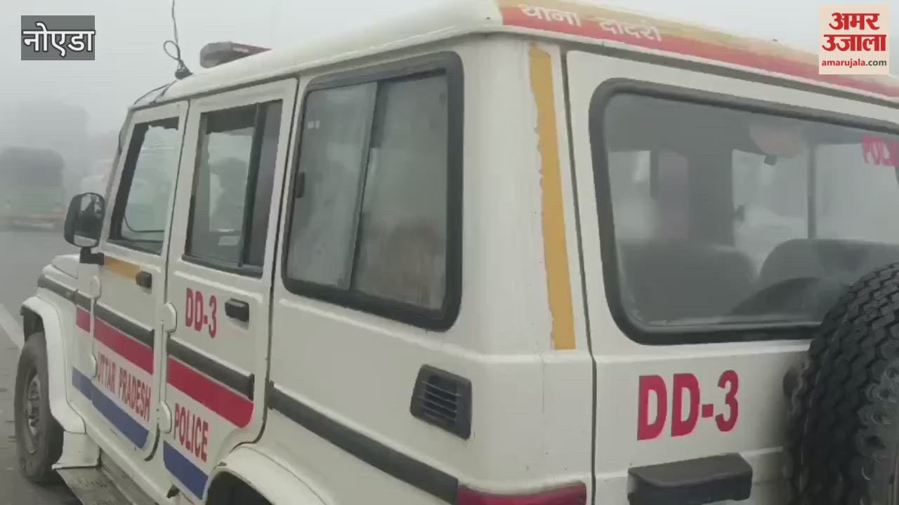 Three vehicles collided in front of Kotgaon in dense fog in Greater Noida.