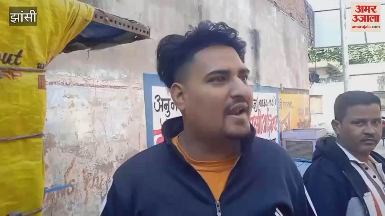 Residents describing the condition of Ward 38 of Jhansi Municipal Corporation