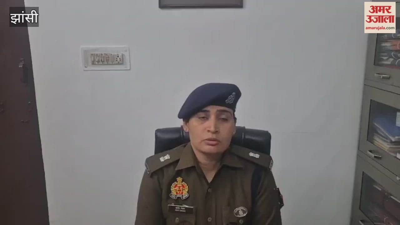 Jhansi: Anil Yadav alias Mama, co-accused in the robbery and extortion case along with Deepnarayan, surrenders in court.