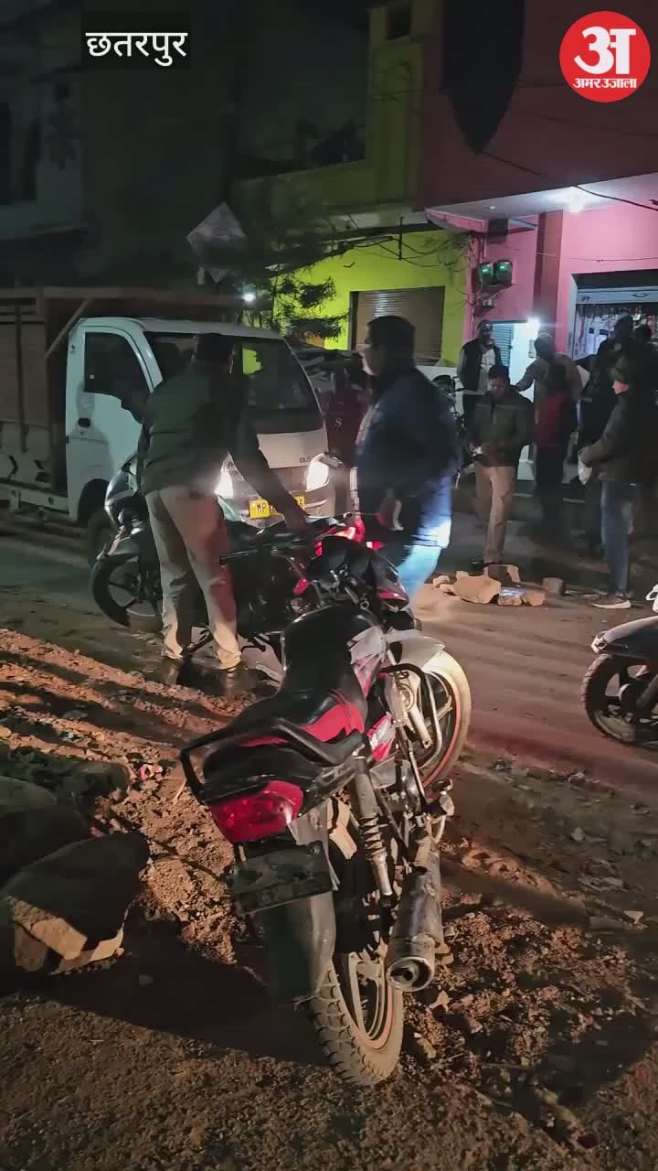 Chhatarpur News: A youth was attacked with rods, sticks and batons on Pathapur Road.