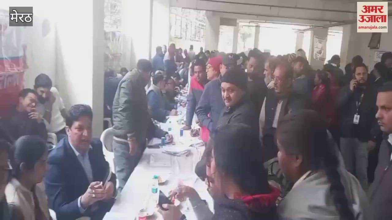 Meerut: National Lok Adalat was held at court today, drawing a large crowd to settle pending cases