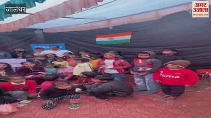 In Jalandhar, the Nai Udaan organization distributed tables, benches, and 500 notebooks at an evening school.