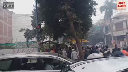 video is of fight on the middle of the road in Agra Karkunj intersection