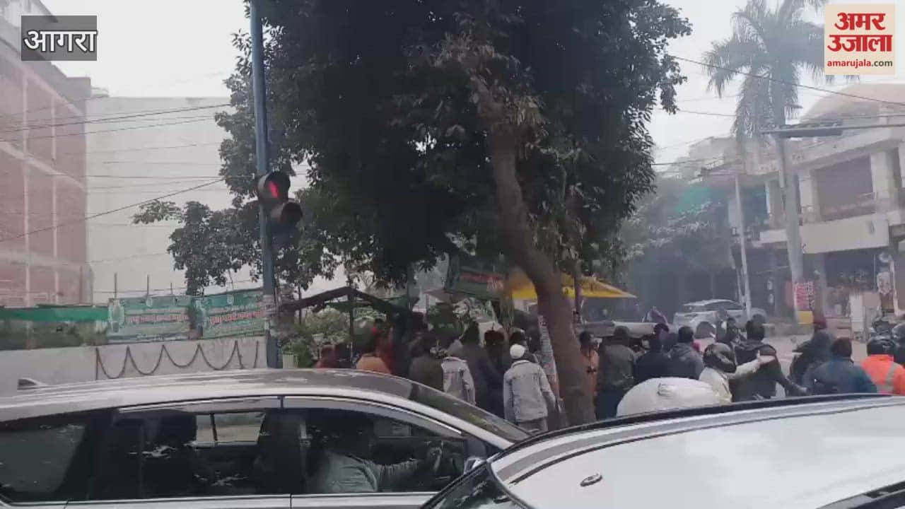 video is of fight on the middle of the road in Agra Karkunj intersection