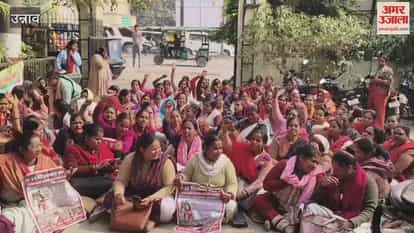 Unnao: ASHA workers staged a protest over honorarium and other demands