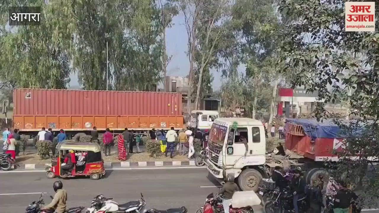 Women vandalized liquor vends in Agra