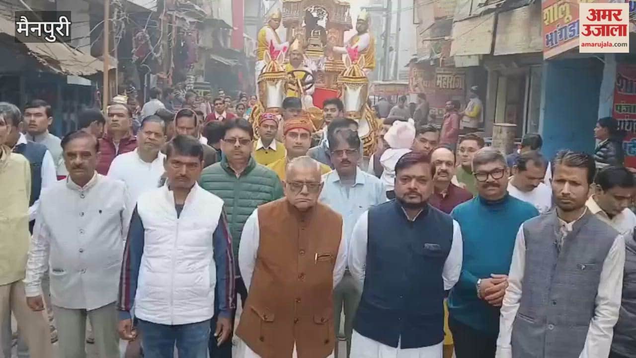 chariot procession of Lord Chandraprabhu was taken out with musical bands