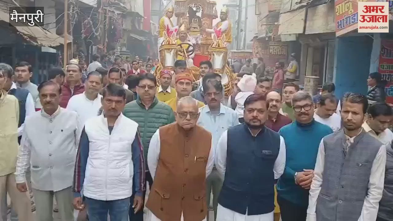 chariot procession of Lord Chandraprabhu was taken out with musical bands