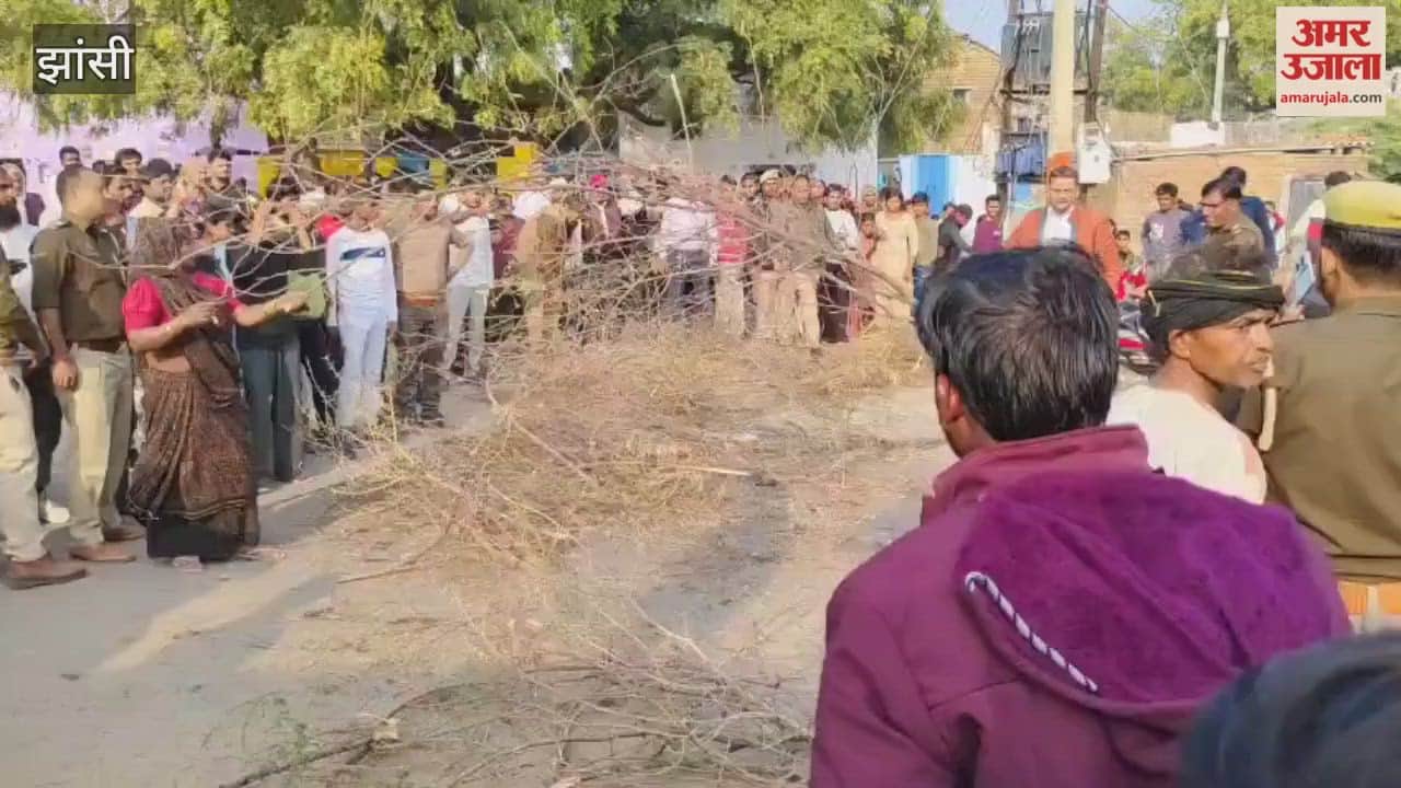 Jhansi: Angry villagers blocked the road, vehicles were stranded on the Mauranipur-Gursarai road for five hours.