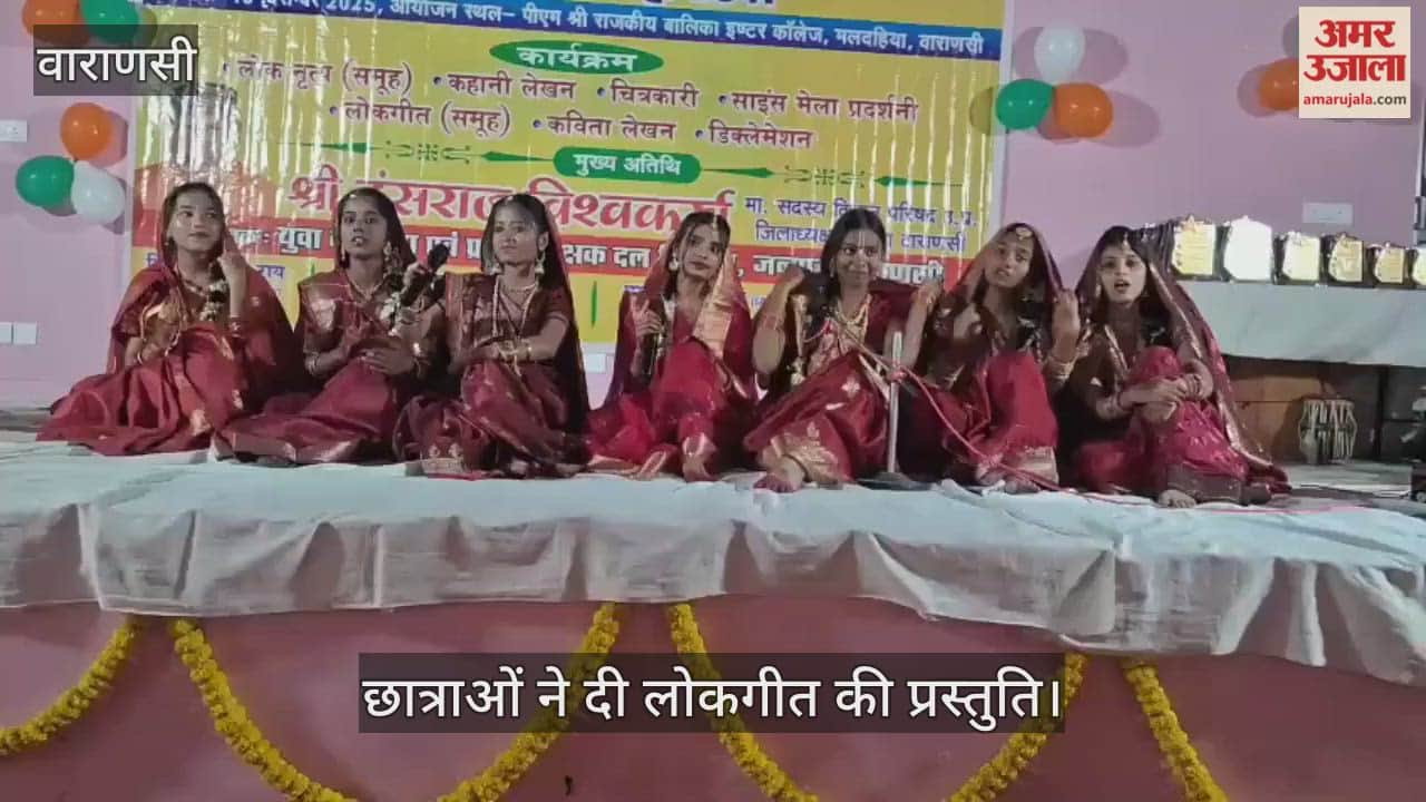 Female students presented folk songs at the youth festival