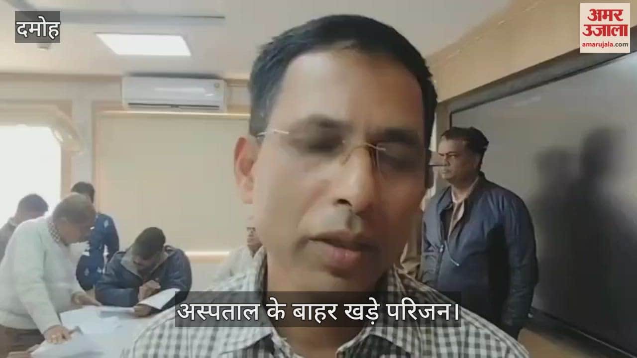 Damoh News: Health workers did not open the gate; a pregnant woman gave birth on the road.