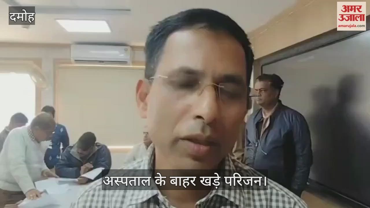 Damoh News: Health workers did not open the gate; a pregnant woman gave birth on the road.