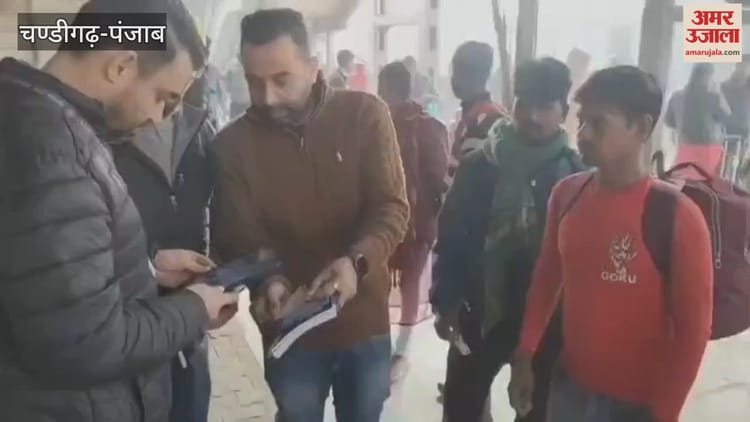 फिरोजपुर रेल डिवीजन में यूटीएस टिकटों की टिकट निरीक्षक एचएचटी ऐप से ...