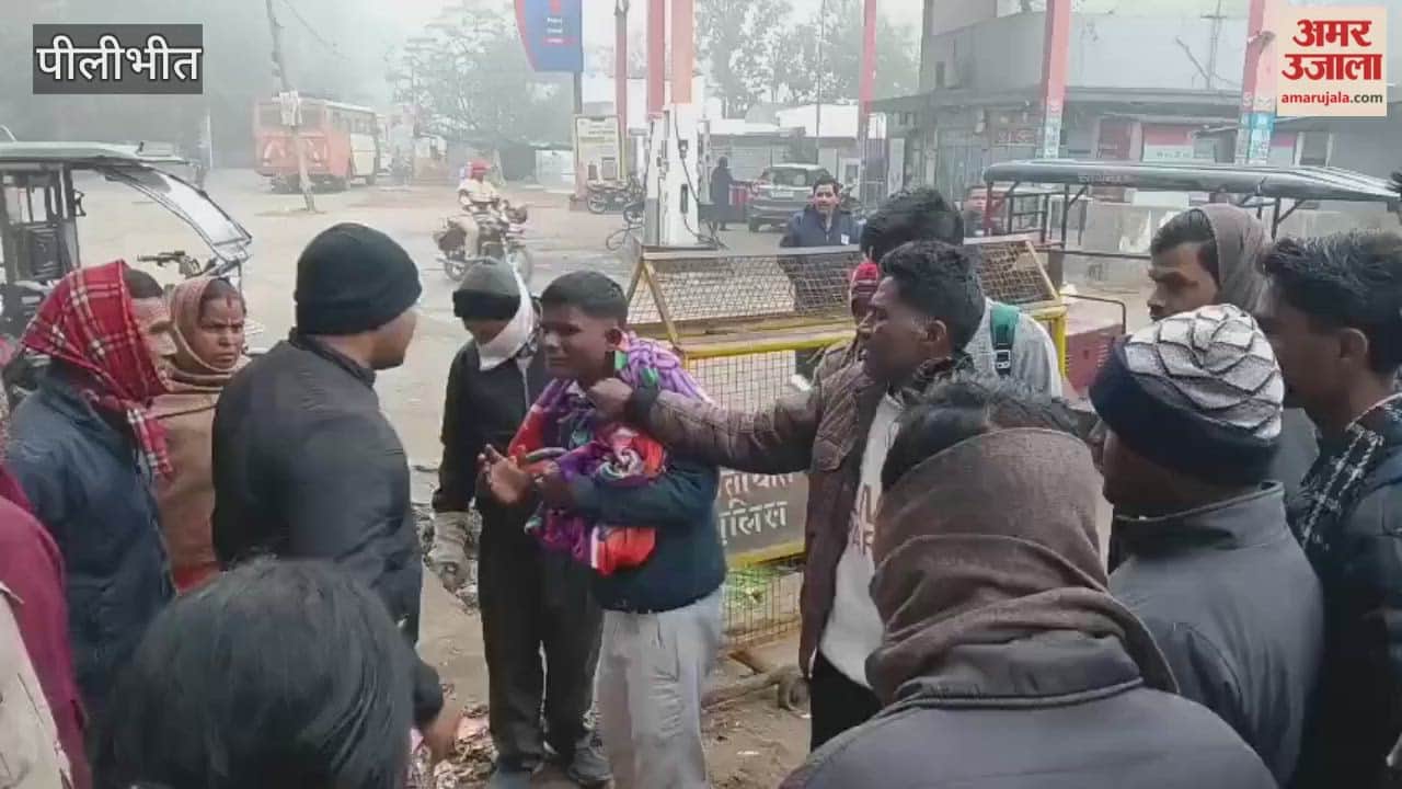 People caught the man accused of stealing a mobile phone in pilibhit