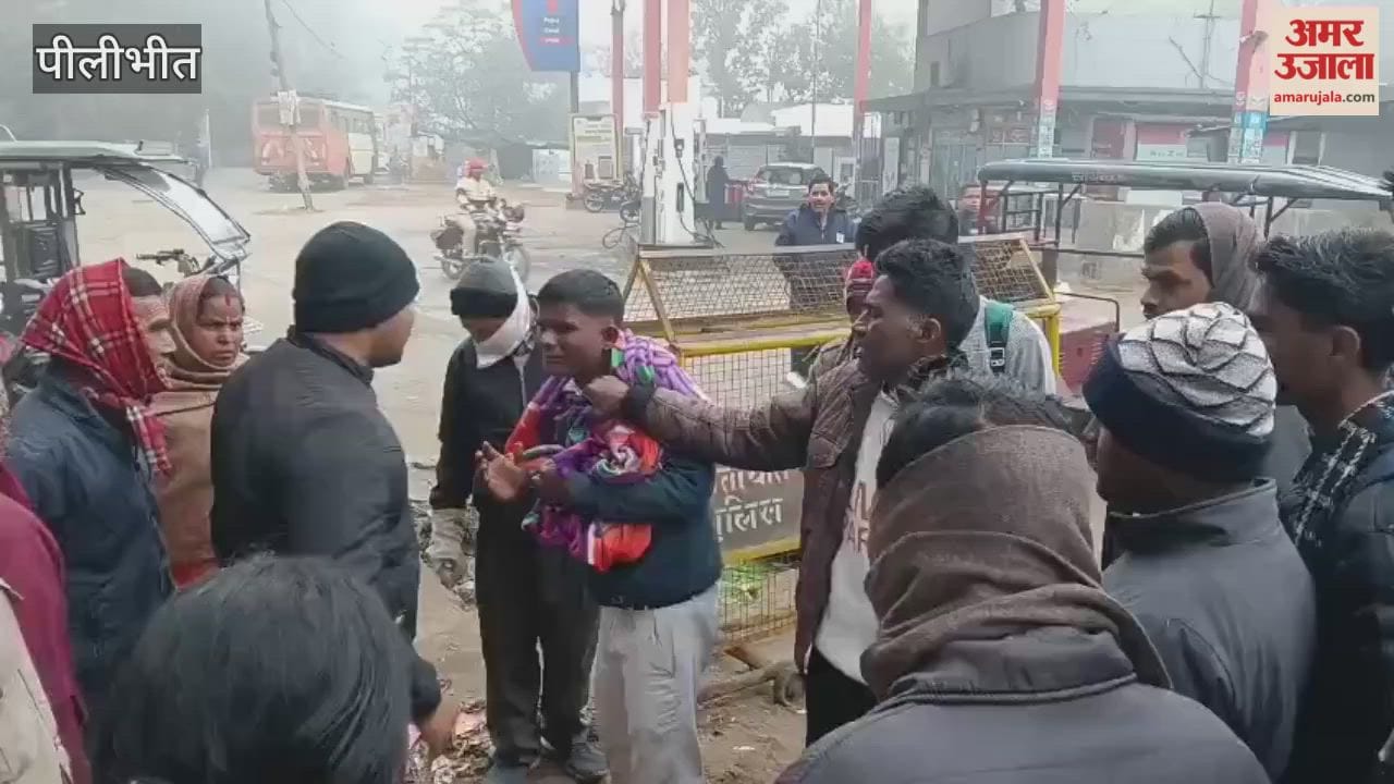 People caught the man accused of stealing a mobile phone in pilibhit