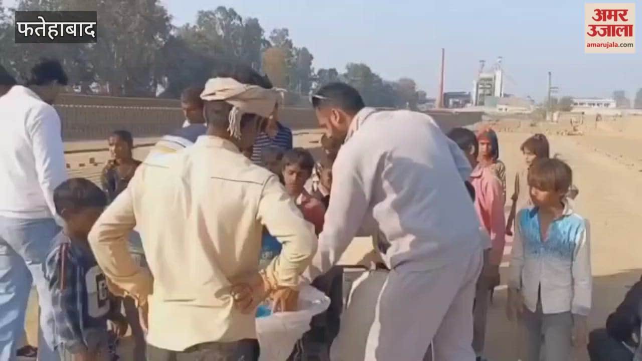 In Tohana, Fatehabad, the Lal Chhajju Ram Pahadia Memorial Trust and Sahara Rescue Team distributed shoes and clothes to needy children.