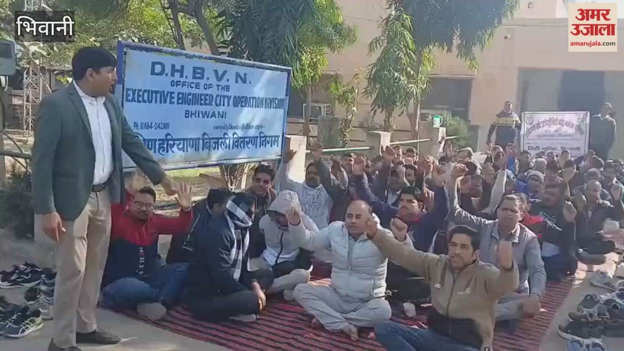 Municipal employees staged a protest outside the Executive Engineer's office in Bhiwani against the online transfer policy.