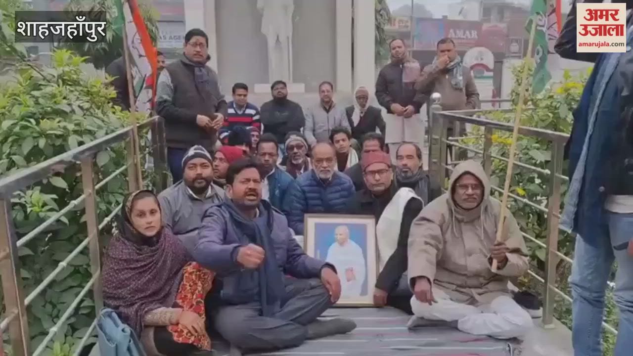 Congress workers protest against the introduction of a bill to abolish MGNREGA