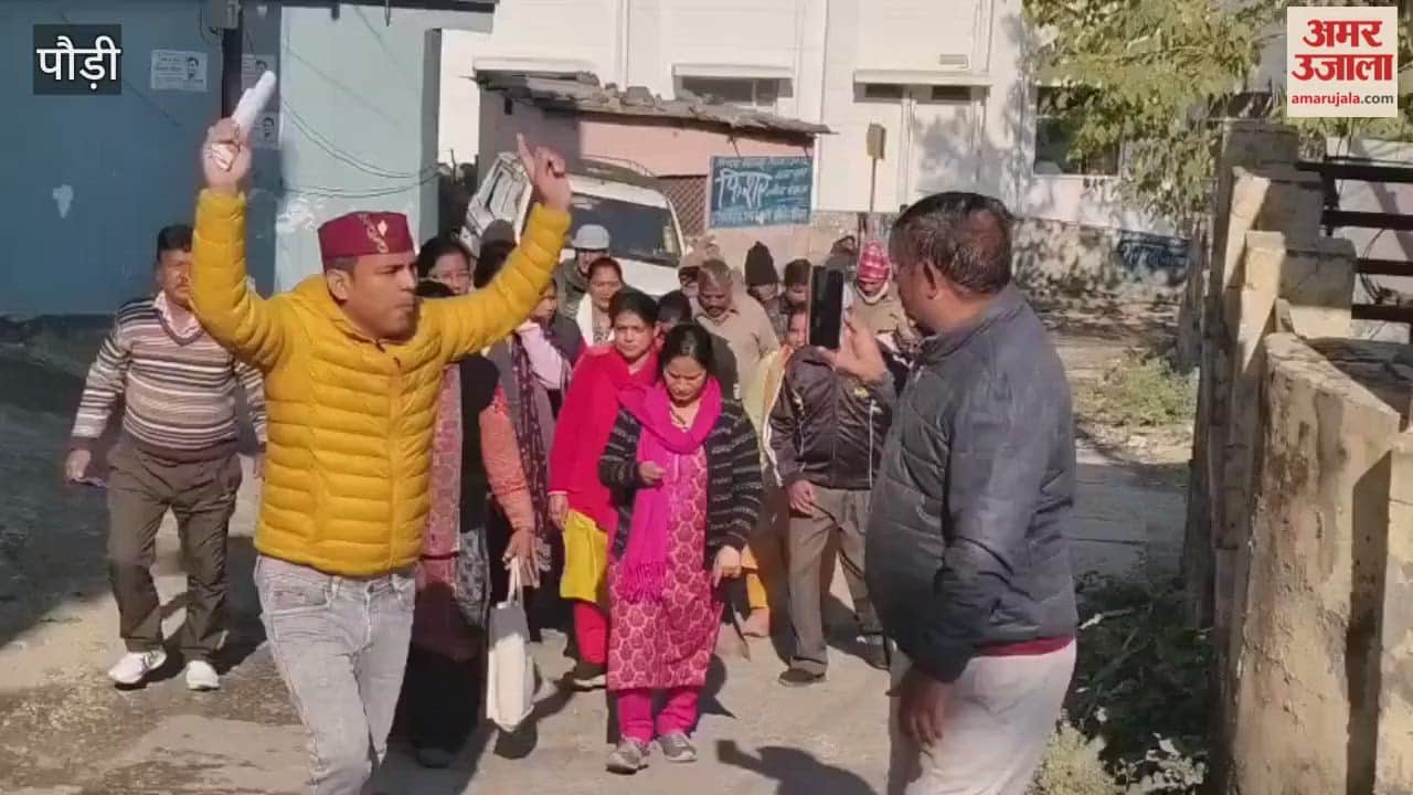 Srinagar: Residents of Bilkedar staged a protest at the power corporation's office.