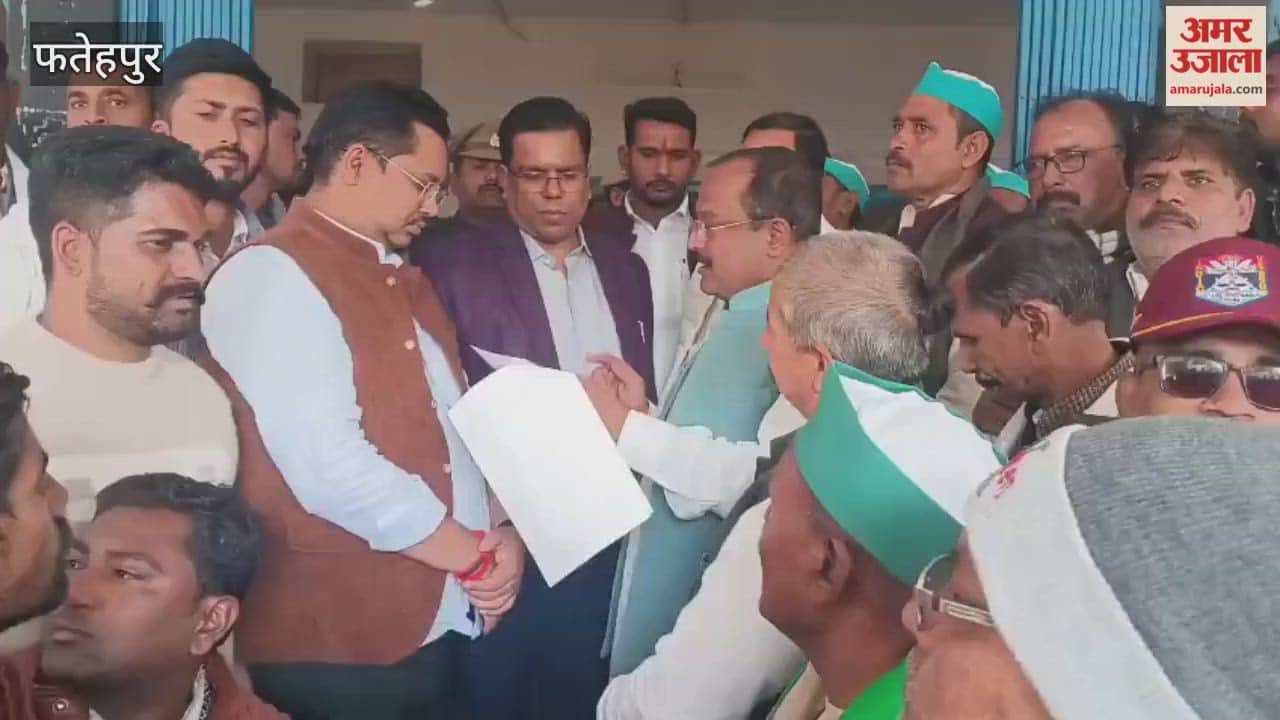 Fatehpur: BKU stages protest at Collectorate, submits memorandum