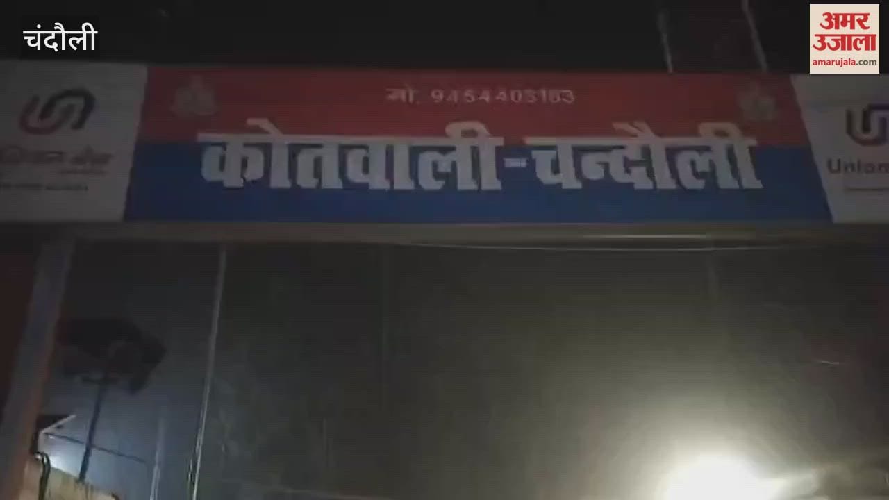 Chaos Chandauli police station premises huge crowd of doctors and patients