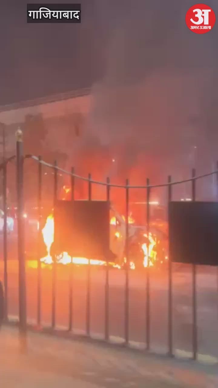 VIDEO: चलती कार में लगी भीषण आग, धूं-धूंकर जली गाड़ी