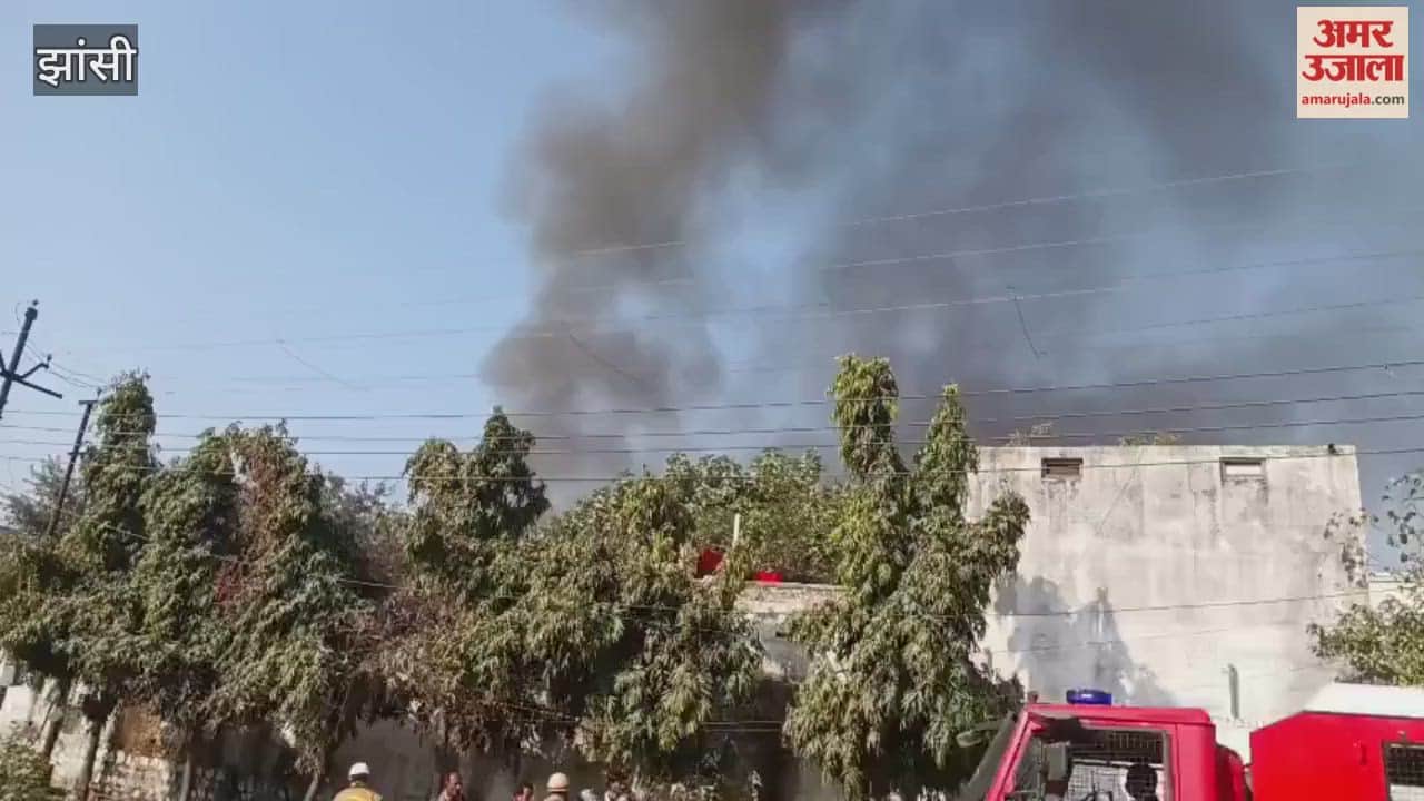 Jhansi: Fire breaks out at a bread factory in the Bijauli Growth Center area; fire brigade vehicles arrive at the scene.
