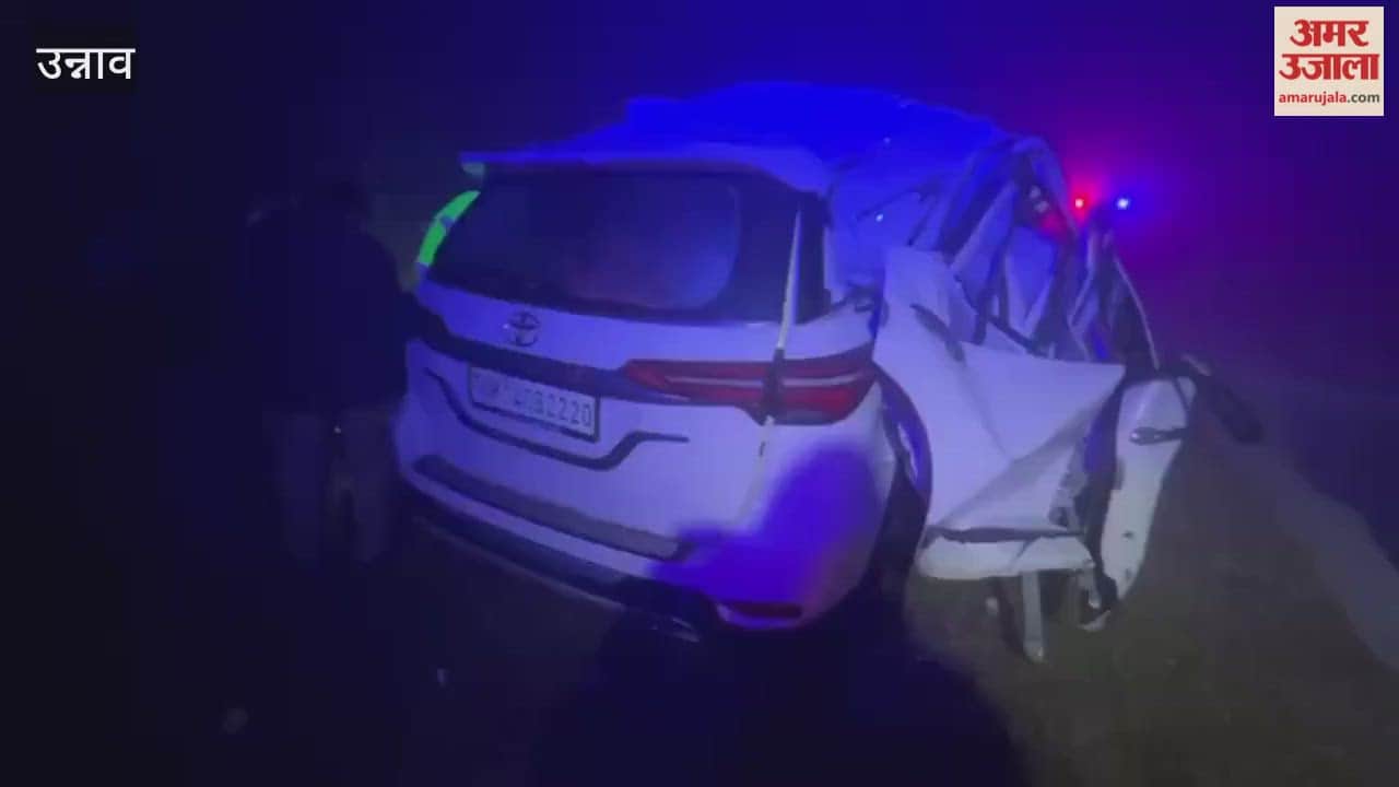 Unnao: Car overturns in fog on expressway, four people die in the accident