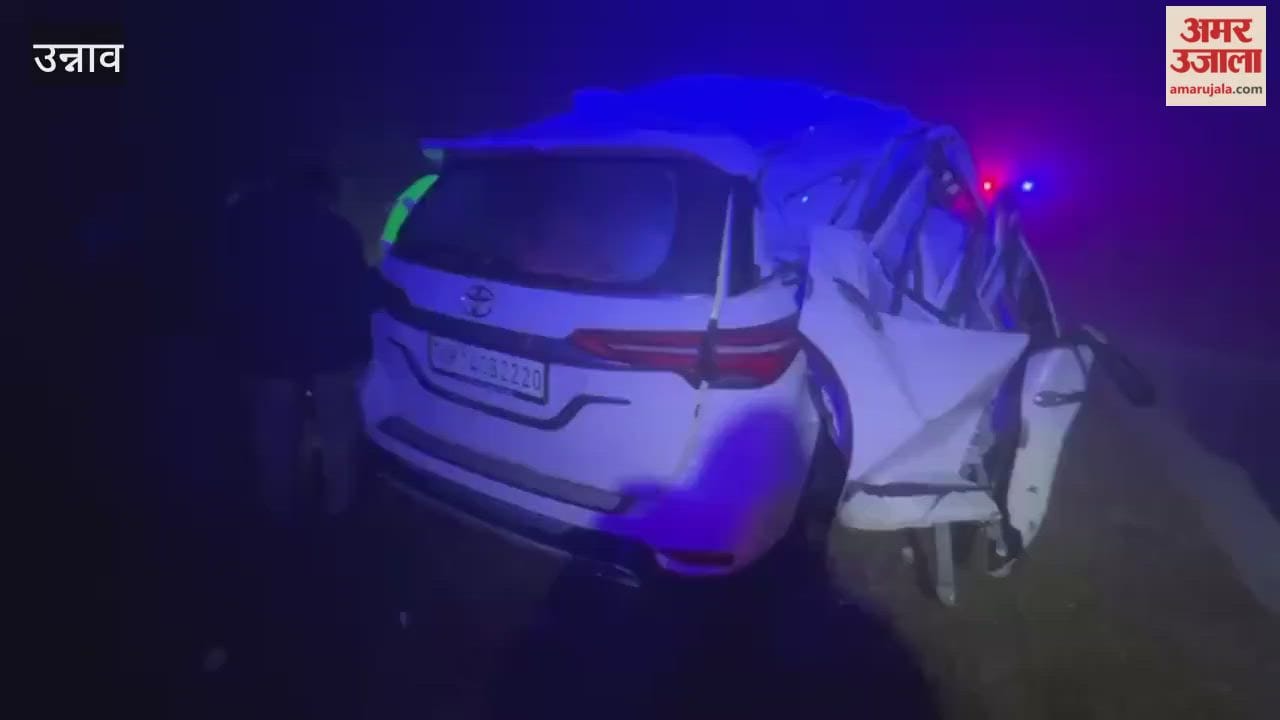 Unnao: Car overturns in fog on expressway, four people die in the accident