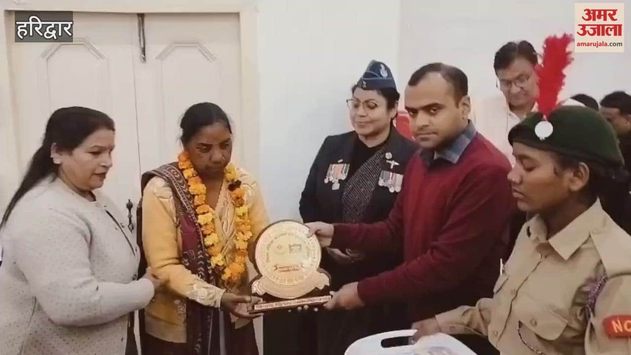 Vijay Diwas: The District Magistrate of Haridwar paid tribute to the martyred soldiers and honored ex-servicemen